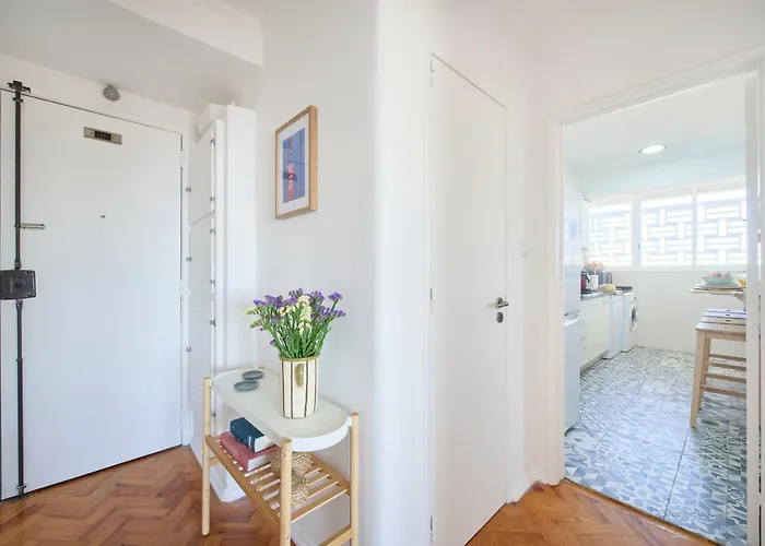 Sunny Graca, River View, By Timecooler דירה