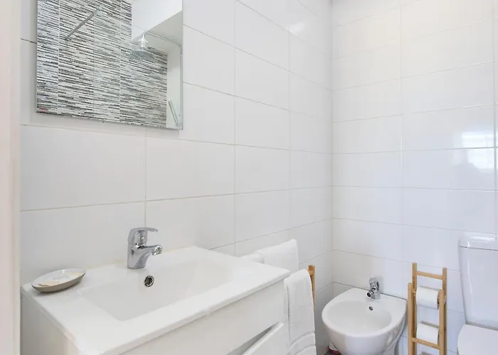 Sunny Graca, River View, By Timecooler דירה