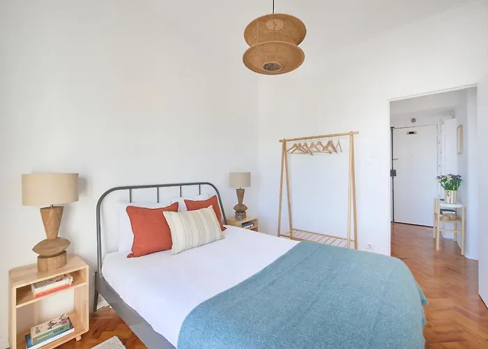 Sunny Graca, River View, By Timecooler דירה