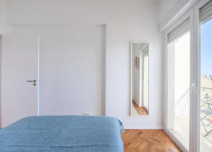 Sunny Graca, River View, By Timecooler דירה *