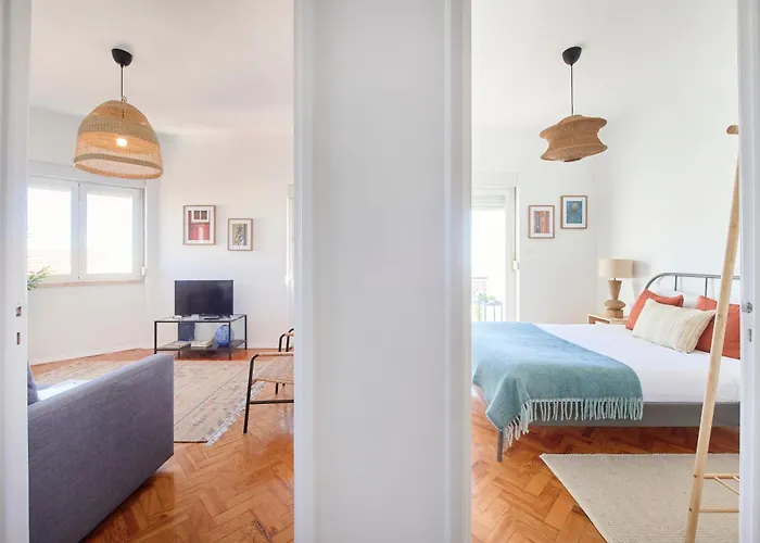 Sunny Graca, River View, By Timecooler דירה