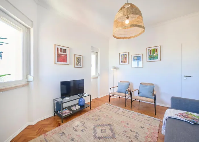 Sunny Graca, River View, By Timecooler דירה