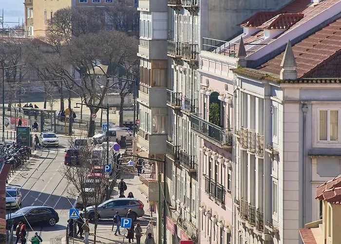 Sunny Graca, River View, By Timecooler דירה