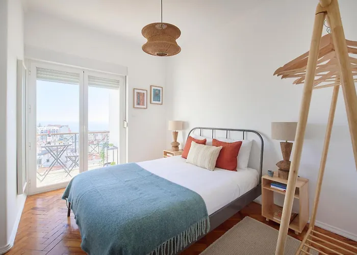 Sunny Graca, River View, By Timecooler דירה *